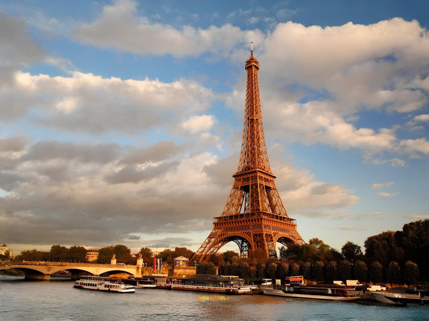 Tại sao tháp Eiffel từng bị gọi là "vô dụng và quái dị"?